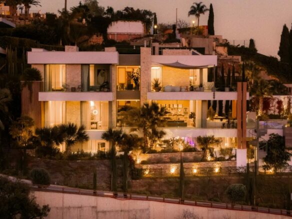 FOR SALE 🏡 Six-Bedroom Contemporary Villa with Private Spa, Gym and Panoramic Sea Views – El Herrojo Alto, La Quinta, Benahavís 🇪🇸