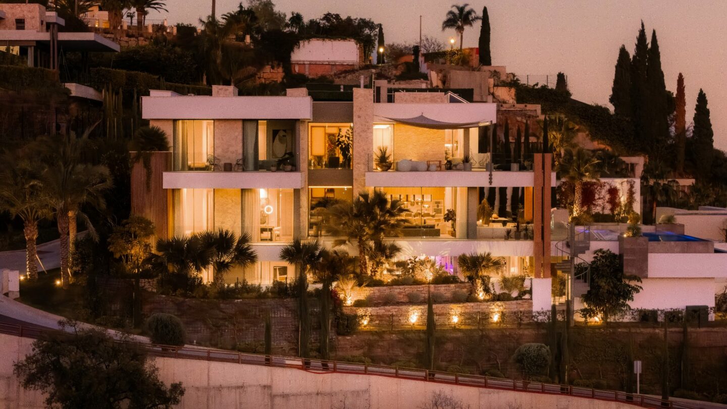 FOR SALE 🏡 Six-Bedroom Contemporary Villa with Private Spa, Gym and Panoramic Sea Views – El Herrojo Alto, La Quinta, Benahavís 🇪🇸