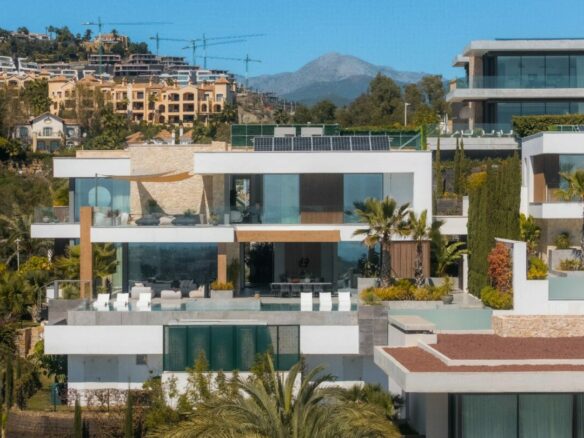 FOR SALE 🏡 Six-Bedroom Contemporary Villa with Private Spa, Gym and Panoramic Sea Views – El Herrojo Alto, La Quinta, Benahavís 🇪🇸