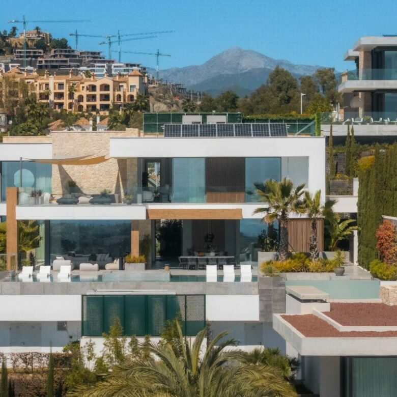 FOR SALE 🏡 Six-Bedroom Contemporary Villa with Private Spa, Gym and Panoramic Sea Views – El Herrojo Alto, La Quinta, Benahavís 🇪🇸