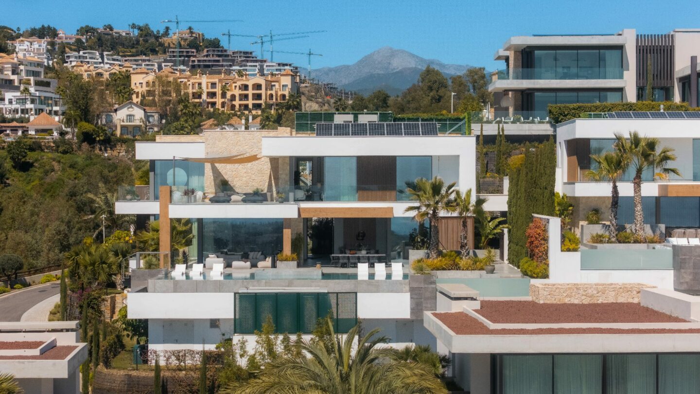 FOR SALE 🏡 Six-Bedroom Contemporary Villa with Private Spa, Gym and Panoramic Sea Views – El Herrojo Alto, La Quinta, Benahavís 🇪🇸