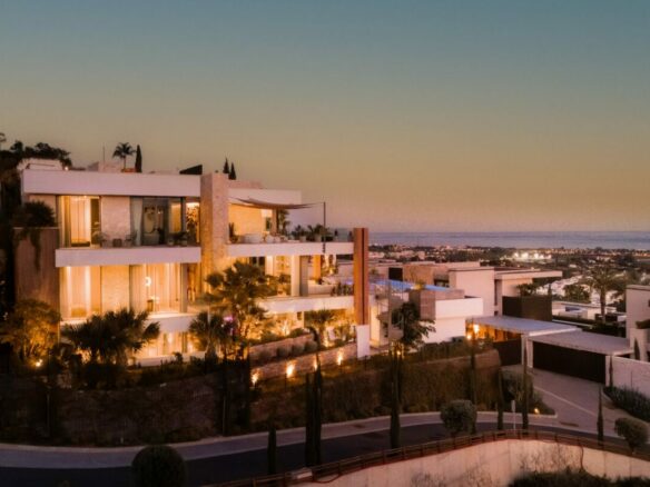 FOR SALE 🏡 Six-Bedroom Contemporary Villa with Private Spa, Gym and Panoramic Sea Views – El Herrojo Alto, La Quinta, Benahavís 🇪🇸