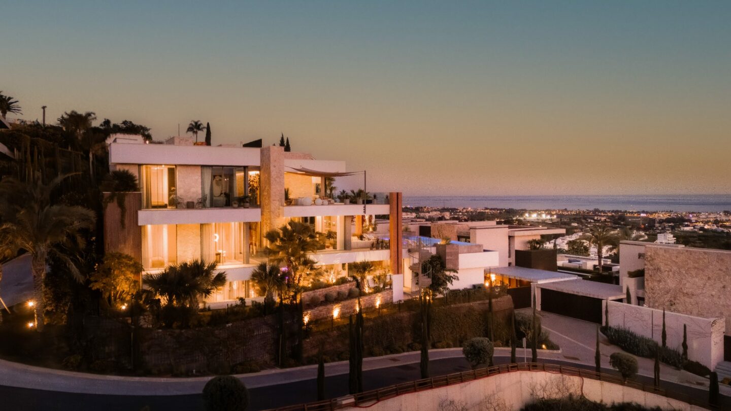 FOR SALE 🏡 Six-Bedroom Contemporary Villa with Private Spa, Gym and Panoramic Sea Views – El Herrojo Alto, La Quinta, Benahavís 🇪🇸