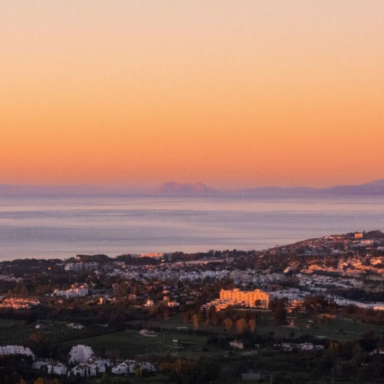 FOR SALE 🏡 Six-Bedroom Contemporary Villa with Private Spa, Gym and Panoramic Sea Views – El Herrojo Alto, La Quinta, Benahavís 🇪🇸