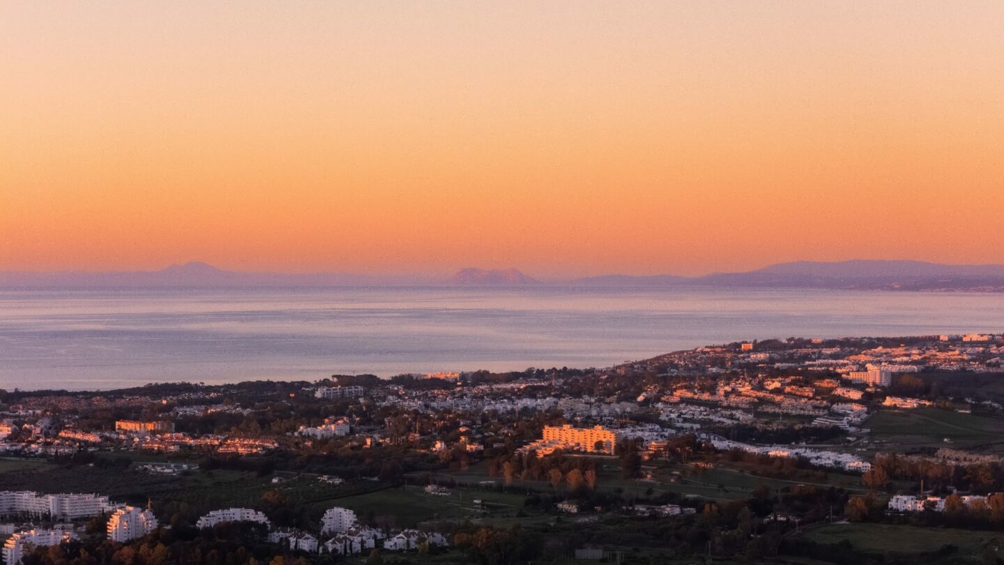 FOR SALE 🏡 Six-Bedroom Contemporary Villa with Private Spa, Gym and Panoramic Sea Views – El Herrojo Alto, La Quinta, Benahavís 🇪🇸