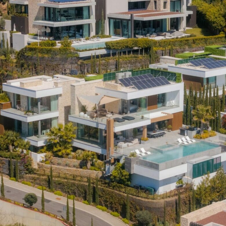 FOR SALE 🏡 Six-Bedroom Contemporary Villa with Private Spa, Gym and Panoramic Sea Views – El Herrojo Alto, La Quinta, Benahavís 🇪🇸