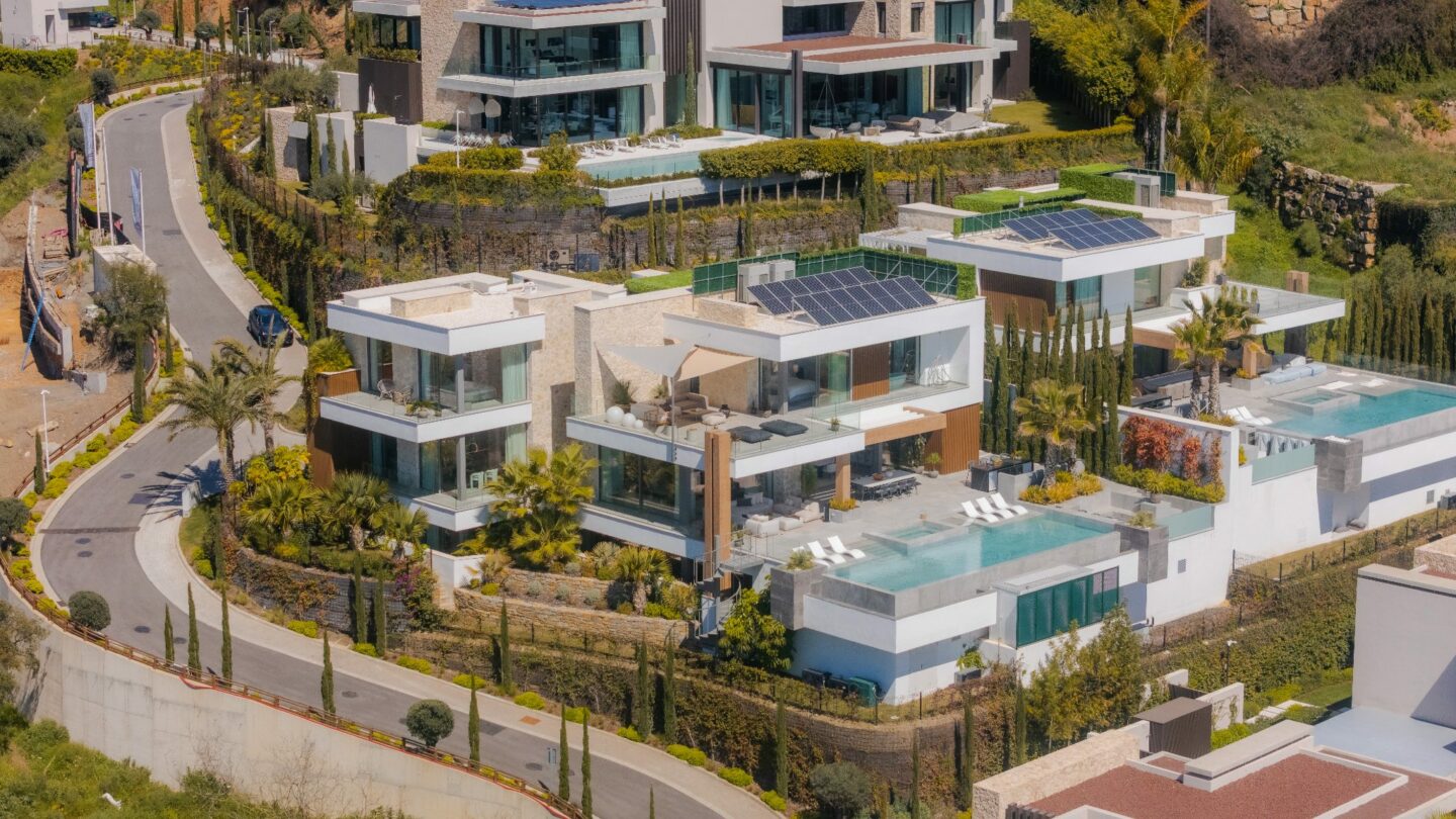 FOR SALE 🏡 Six-Bedroom Contemporary Villa with Private Spa, Gym and Panoramic Sea Views – El Herrojo Alto, La Quinta, Benahavís 🇪🇸