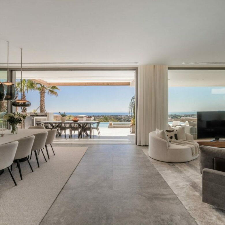 FOR SALE 🏡 Six-Bedroom Contemporary Villa with Private Spa, Gym and Panoramic Sea Views – El Herrojo Alto, La Quinta, Benahavís 🇪🇸
