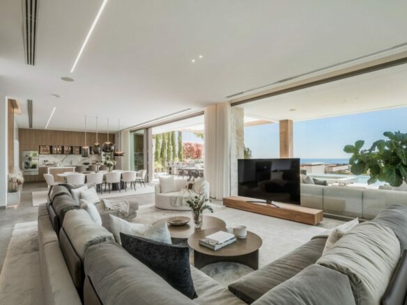 FOR SALE 🏡 Six-Bedroom Contemporary Villa with Private Spa, Gym and Panoramic Sea Views – El Herrojo Alto, La Quinta, Benahavís 🇪🇸