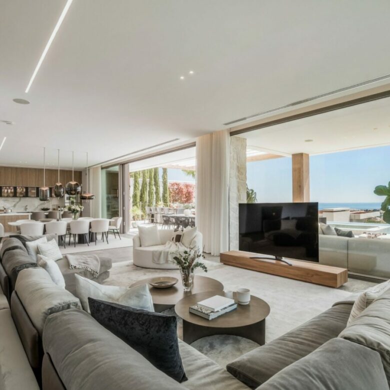 FOR SALE 🏡 Six-Bedroom Contemporary Villa with Private Spa, Gym and Panoramic Sea Views – El Herrojo Alto, La Quinta, Benahavís 🇪🇸