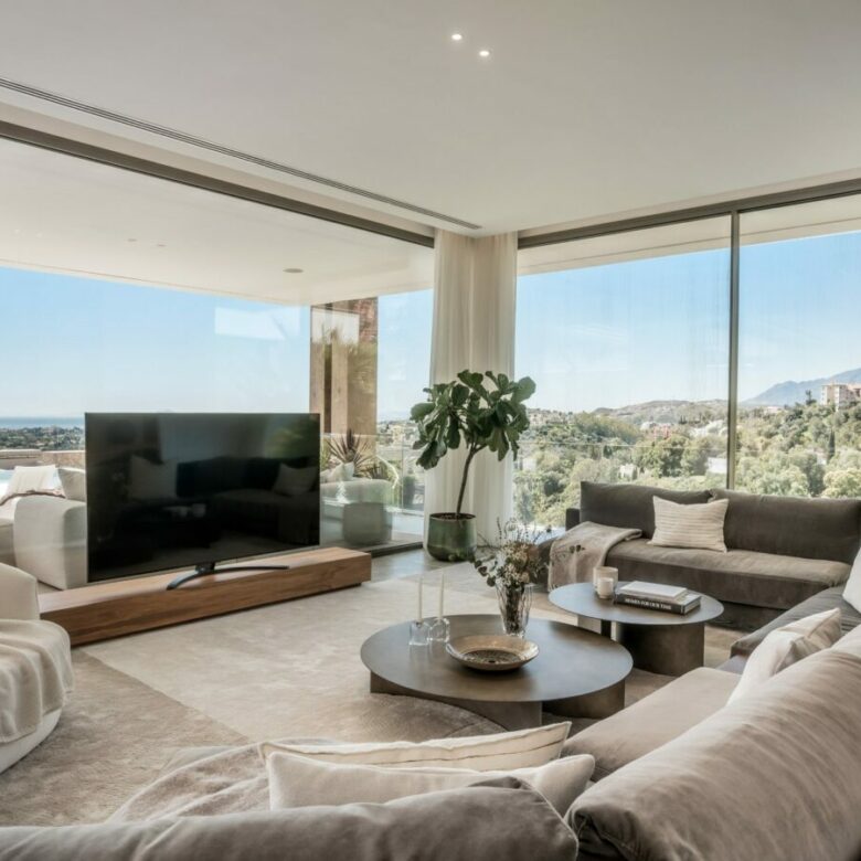 FOR SALE 🏡 Six-Bedroom Contemporary Villa with Private Spa, Gym and Panoramic Sea Views – El Herrojo Alto, La Quinta, Benahavís 🇪🇸