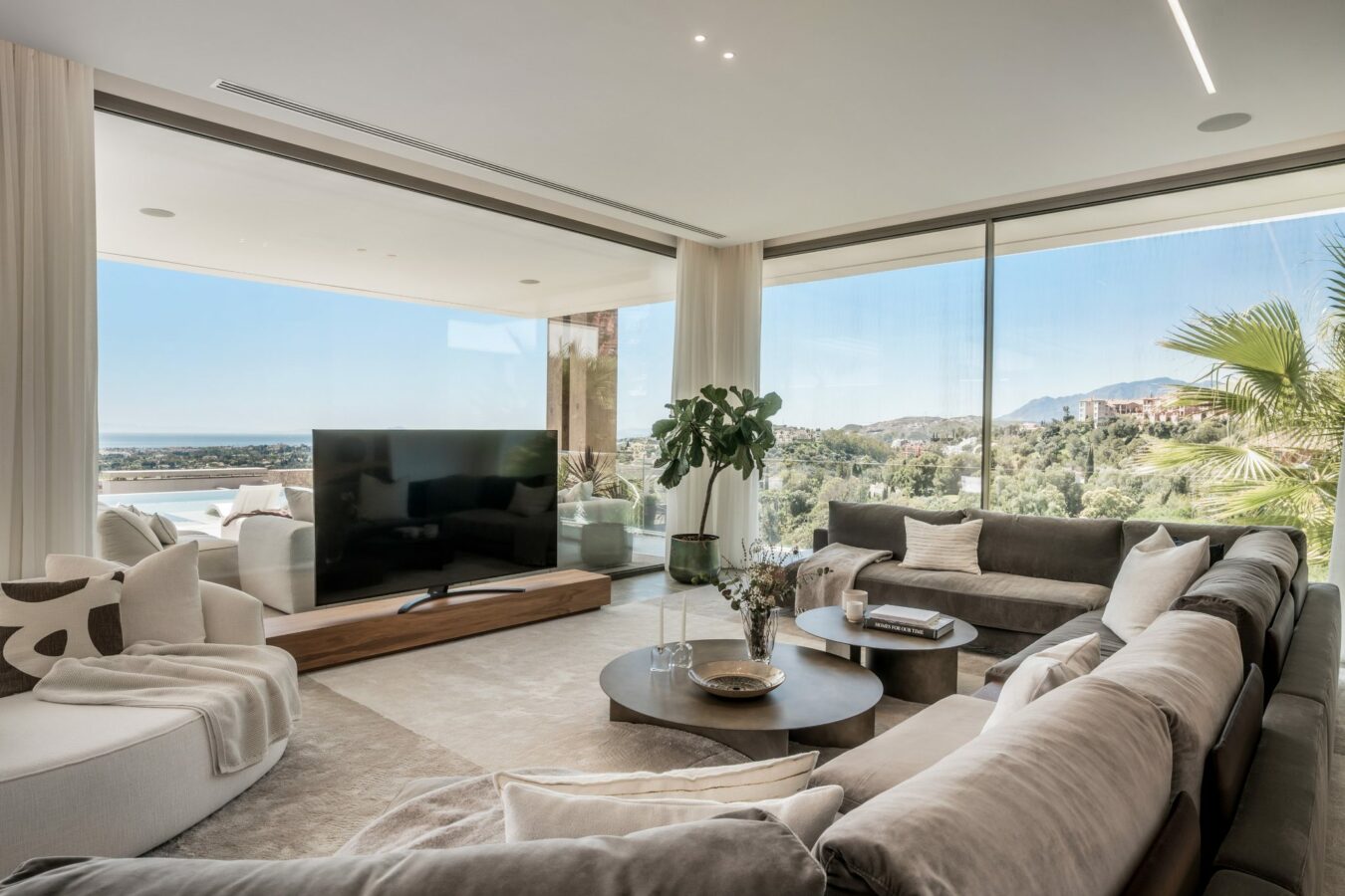 FOR SALE 🏡 Six-Bedroom Contemporary Villa with Private Spa, Gym and Panoramic Sea Views – El Herrojo Alto, La Quinta, Benahavís 🇪🇸