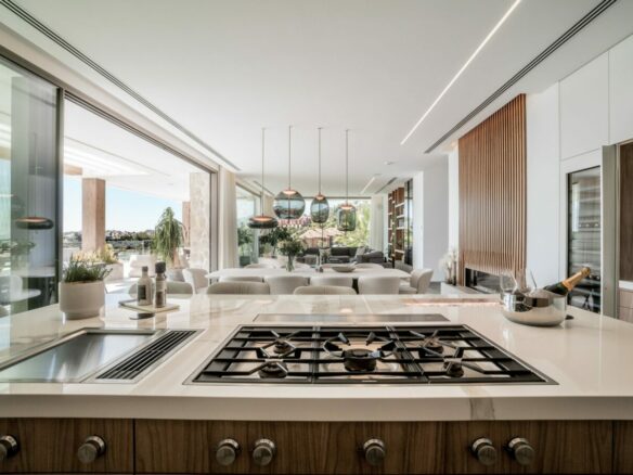 FOR SALE 🏡 Six-Bedroom Contemporary Villa with Private Spa, Gym and Panoramic Sea Views – El Herrojo Alto, La Quinta, Benahavís 🇪🇸