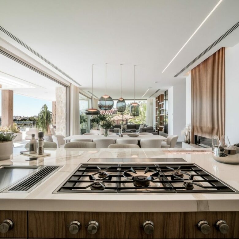 FOR SALE 🏡 Six-Bedroom Contemporary Villa with Private Spa, Gym and Panoramic Sea Views – El Herrojo Alto, La Quinta, Benahavís 🇪🇸