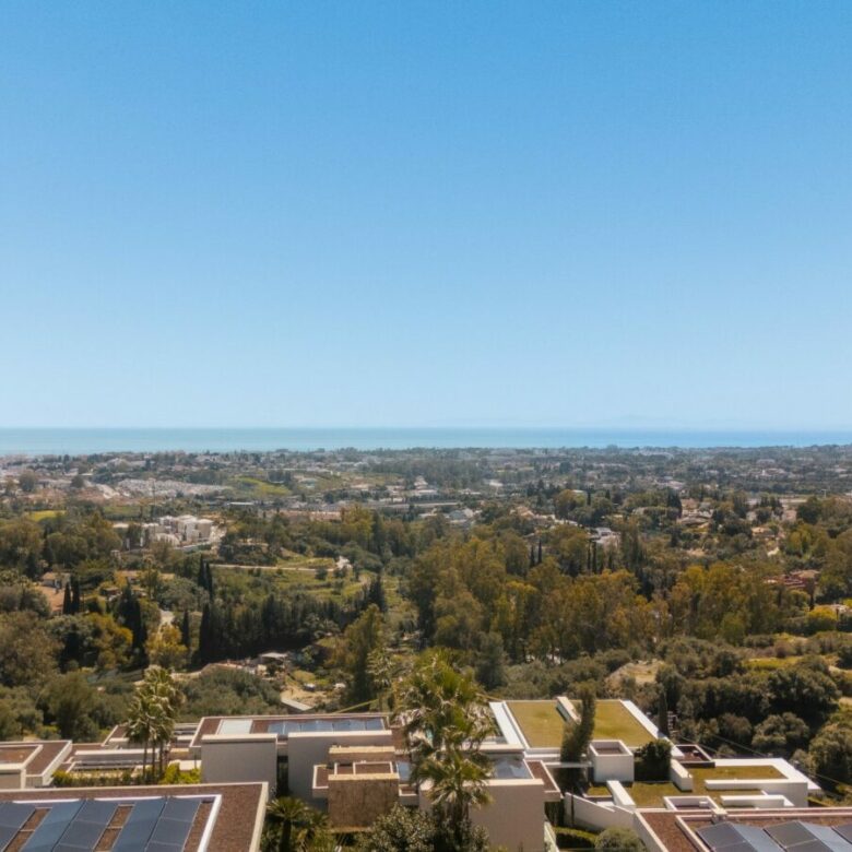 FOR SALE 🏡 Six-Bedroom Contemporary Villa with Private Spa, Gym and Panoramic Sea Views – El Herrojo Alto, La Quinta, Benahavís 🇪🇸