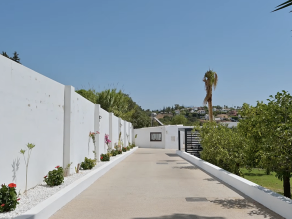 FOR SALE 🌟  Partly Renovated Finca with Sea Views Estepona – Country House for Sale
