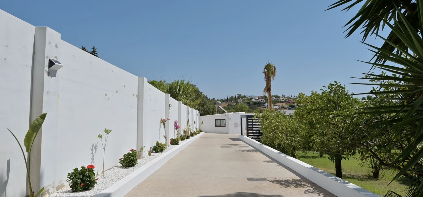 FOR SALE 🌟  Partly Renovated Finca with Sea Views Estepona – Country House for Sale