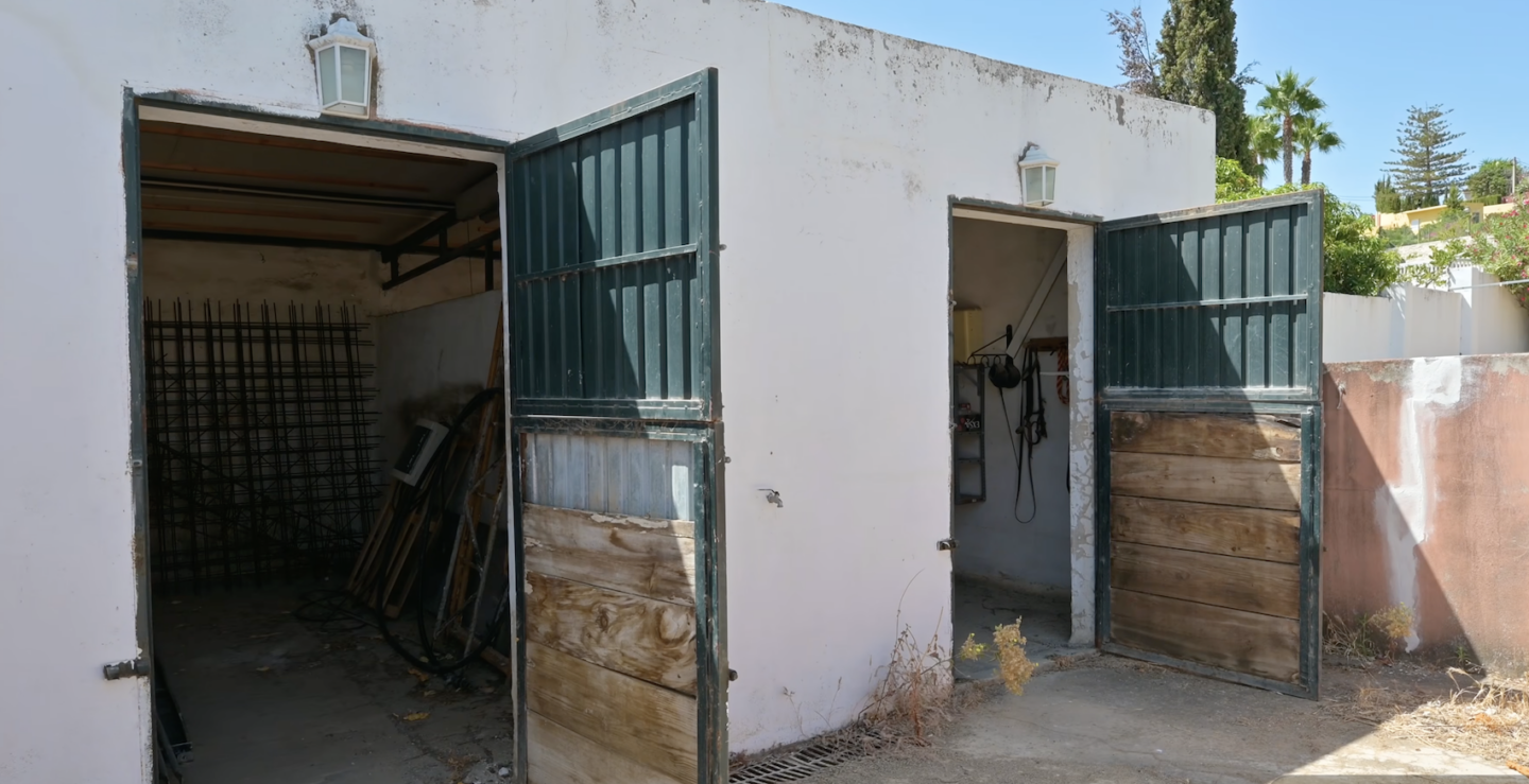 FOR SALE 🌟  Partly Renovated Finca with Sea Views Estepona – Country House for Sale