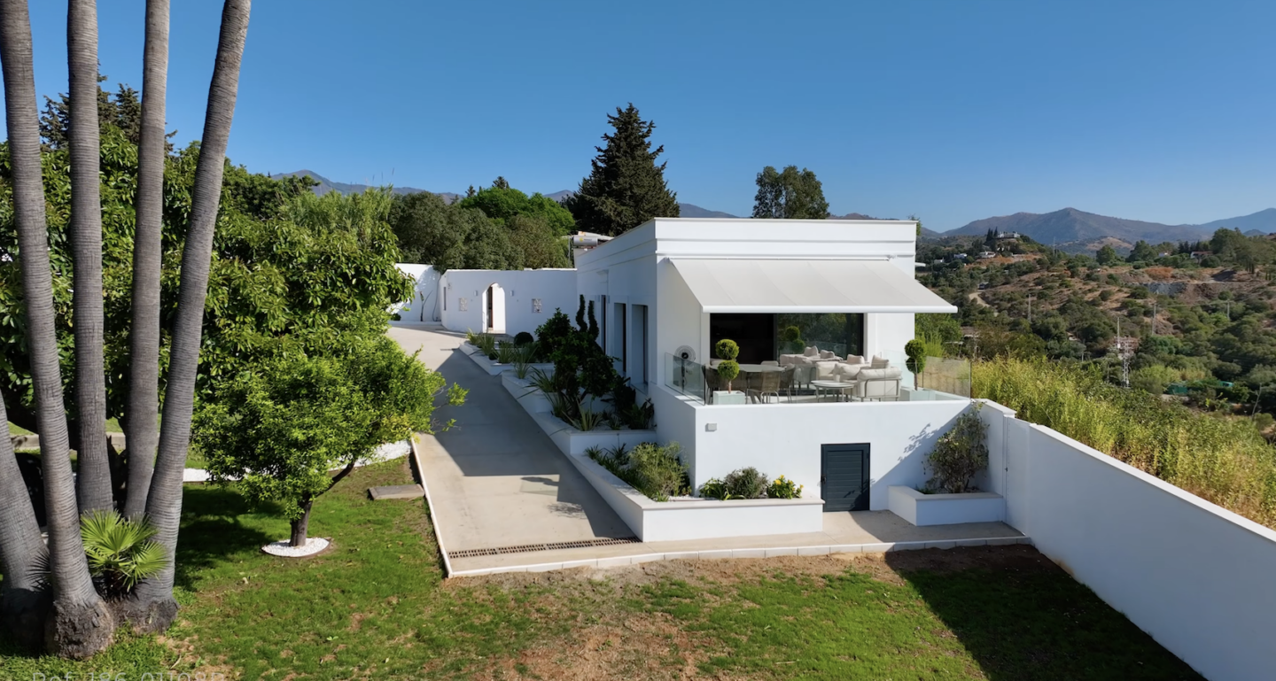 FOR SALE 🌟  Partly Renovated Finca with Sea Views Estepona – Country House for Sale