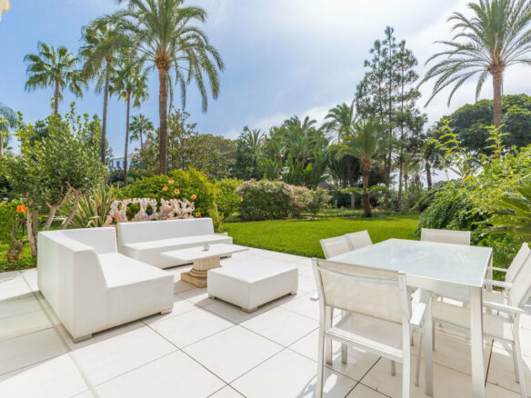 FOR SALE 🏡 Frontline Beach Duplex Apartment with Sea Views and Tropical Gardens – Puerto Banús, Marbella 🇪🇸
