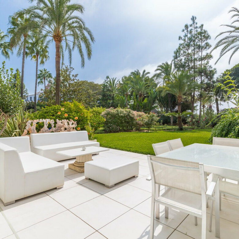 FOR SALE 🏡 Frontline Beach Duplex Apartment with Sea Views and Tropical Gardens – Puerto Banús, Marbella 🇪🇸