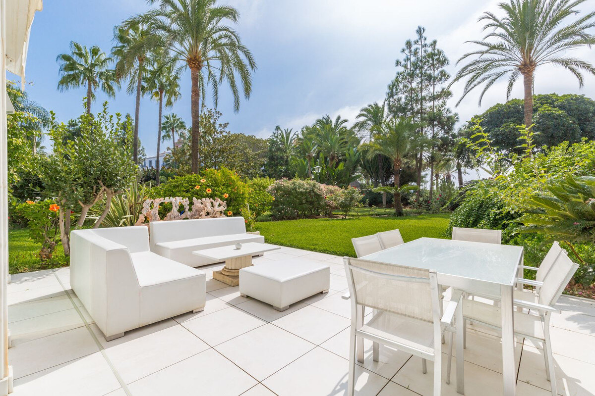frontline-beach-duplex-puerto-banus-01 FOR SALE 🏡 Frontline Beach Duplex Apartment with Sea Views and Tropical Gardens – Puerto Banús, Marbella 🇪🇸