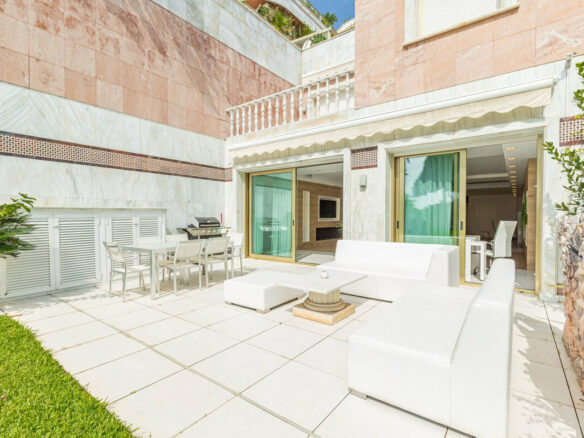FOR SALE 🏡 Frontline Beach Duplex Apartment with Sea Views and Tropical Gardens – Puerto Banús, Marbella 🇪🇸