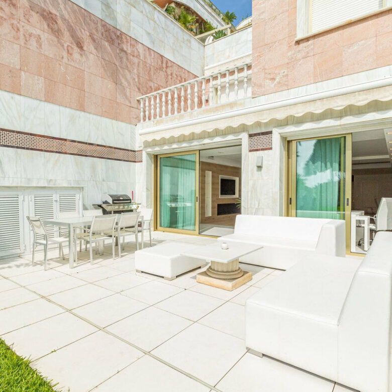 FOR SALE 🏡 Frontline Beach Duplex Apartment with Sea Views and Tropical Gardens – Puerto Banús, Marbella 🇪🇸
