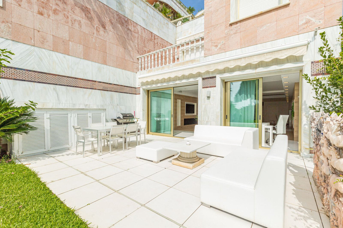FOR SALE 🏡 Frontline Beach Duplex Apartment with Sea Views and Tropical Gardens – Puerto Banús, Marbella 🇪🇸
