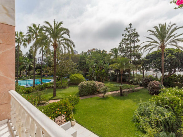FOR SALE 🏡 Frontline Beach Duplex Apartment with Sea Views and Tropical Gardens – Puerto Banús, Marbella 🇪🇸