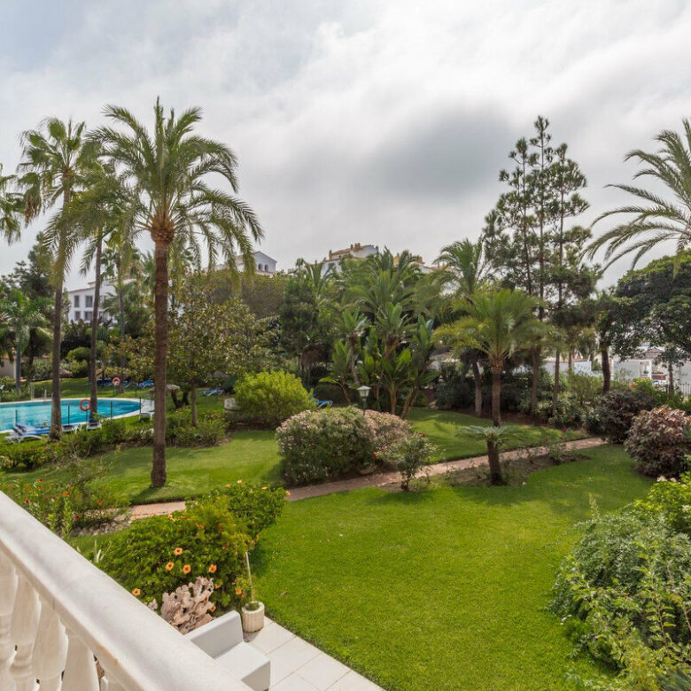 FOR SALE 🏡 Frontline Beach Duplex Apartment with Sea Views and Tropical Gardens – Puerto Banús, Marbella 🇪🇸