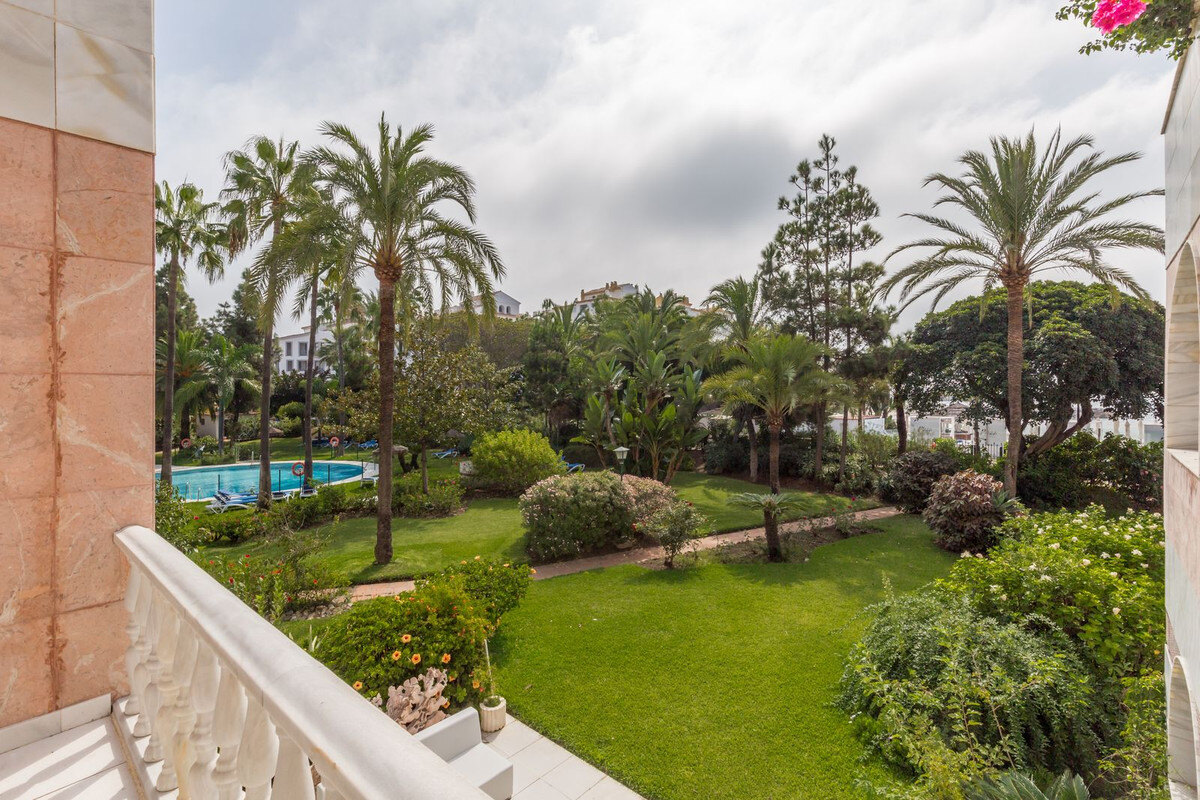 FOR SALE 🏡 Frontline Beach Duplex Apartment with Sea Views and Tropical Gardens – Puerto Banús, Marbella 🇪🇸