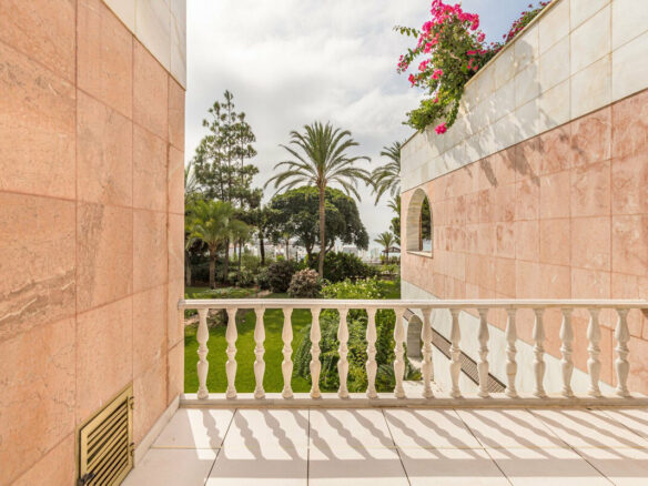 FOR SALE 🏡 Frontline Beach Duplex Apartment with Sea Views and Tropical Gardens – Puerto Banús, Marbella 🇪🇸