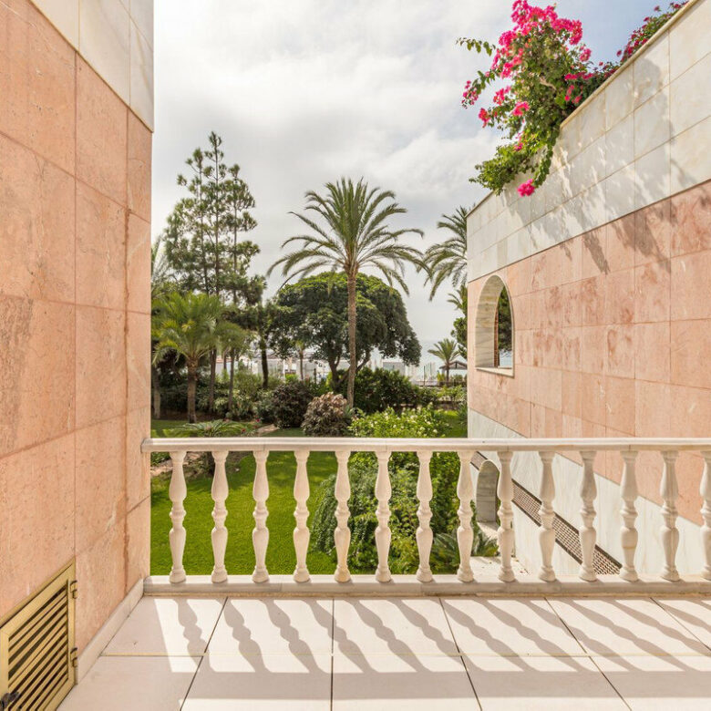 FOR SALE 🏡 Frontline Beach Duplex Apartment with Sea Views and Tropical Gardens – Puerto Banús, Marbella 🇪🇸