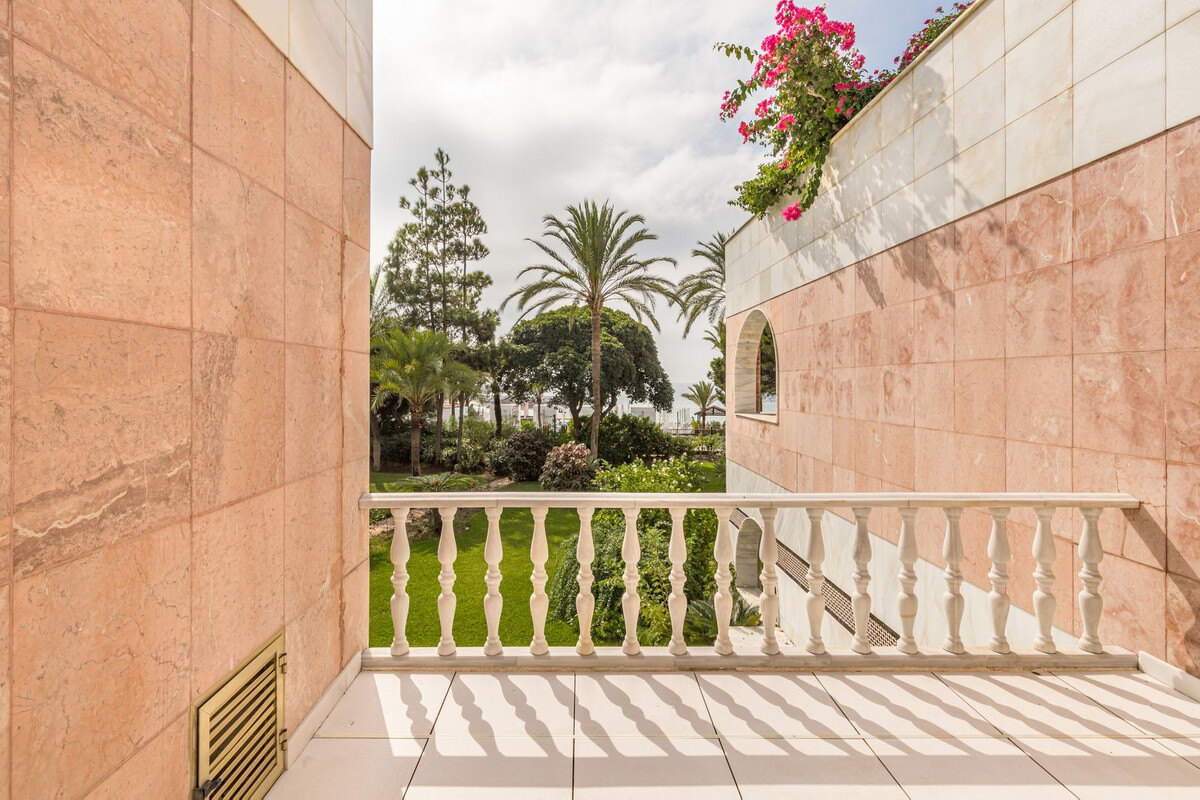 FOR SALE 🏡 Frontline Beach Duplex Apartment with Sea Views and Tropical Gardens – Puerto Banús, Marbella 🇪🇸