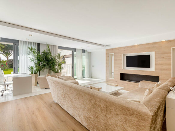 FOR SALE 🏡 Frontline Beach Duplex Apartment with Sea Views and Tropical Gardens – Puerto Banús, Marbella 🇪🇸