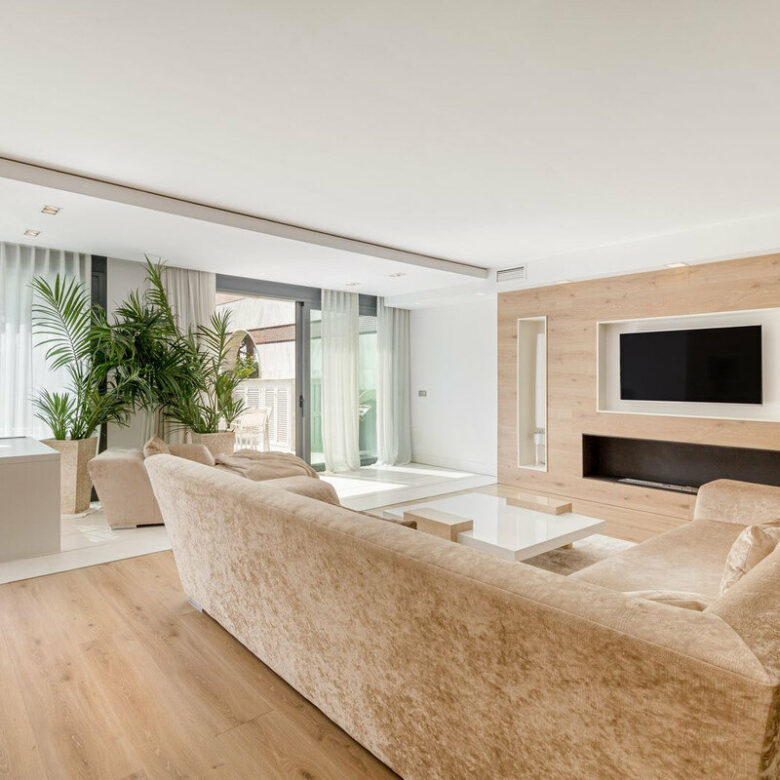 FOR SALE 🏡 Frontline Beach Duplex Apartment with Sea Views and Tropical Gardens – Puerto Banús, Marbella 🇪🇸