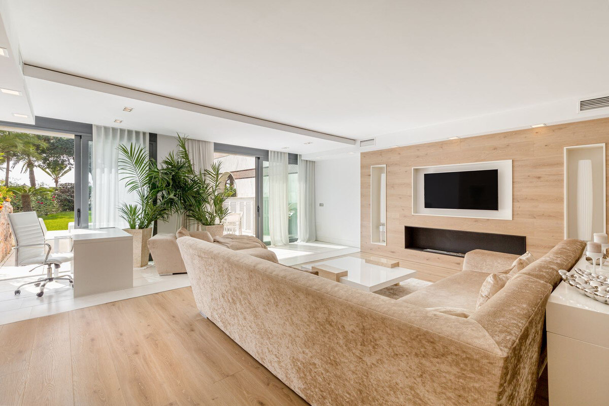 FOR SALE 🏡 Frontline Beach Duplex Apartment with Sea Views and Tropical Gardens – Puerto Banús, Marbella 🇪🇸