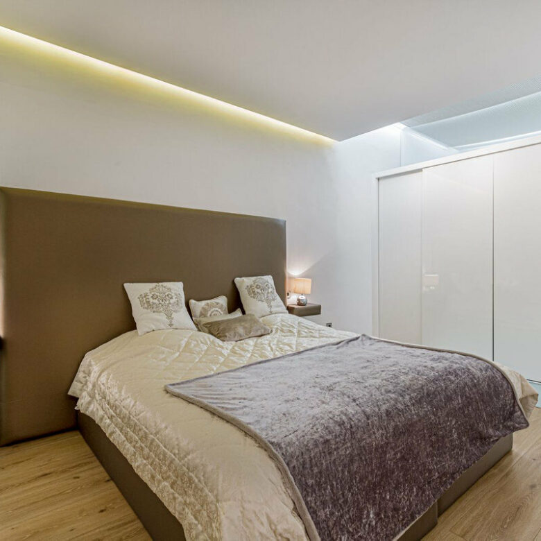 FOR SALE 🏡 Frontline Beach Duplex Apartment with Sea Views and Tropical Gardens – Puerto Banús, Marbella 🇪🇸