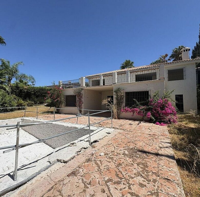 Frontline golf villa renovation project in Los Naranjos, Nueva Andalucia, Marbella