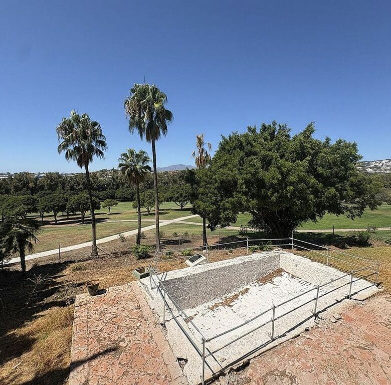 Frontline golf villa renovation project in Los Naranjos, Nueva Andalucia, Marbella