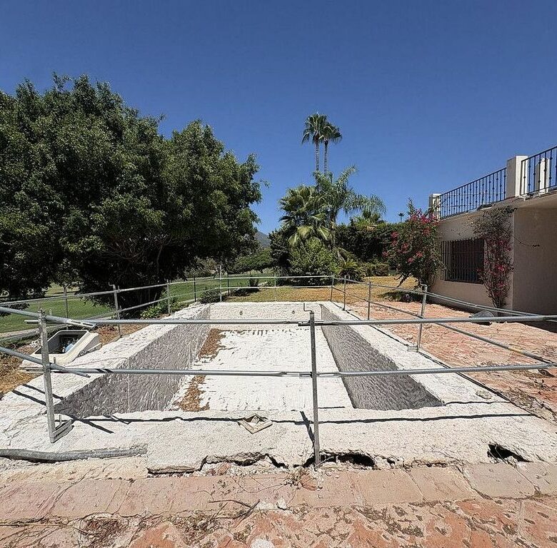 Frontline golf villa renovation project in Los Naranjos, Nueva Andalucia, Marbella