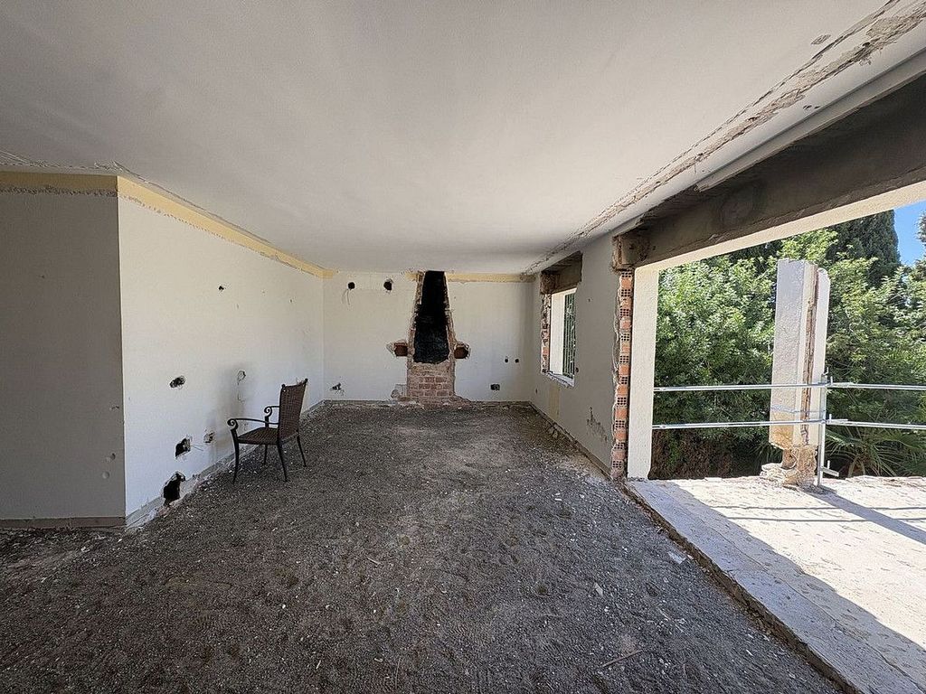 Frontline golf villa renovation project in Los Naranjos, Nueva Andalucia, Marbella