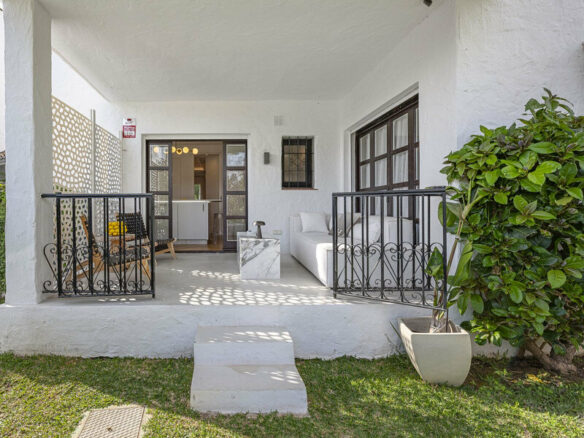 FOR SALE 🏡 Refurbished Garden Apartment in a Gated Community – Nueva Andalucía, Marbella 🇪🇸