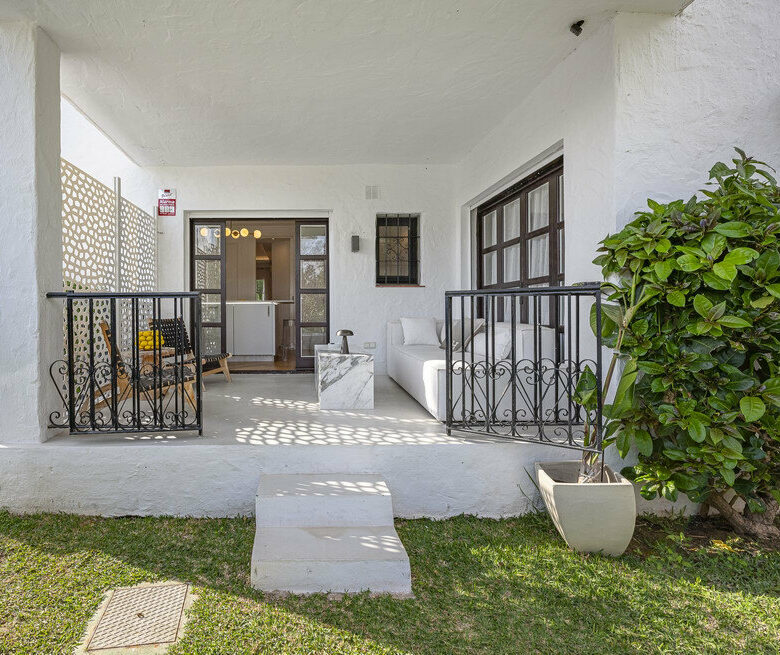 FOR SALE 🏡 Refurbished Garden Apartment in a Gated Community – Nueva Andalucía, Marbella 🇪🇸