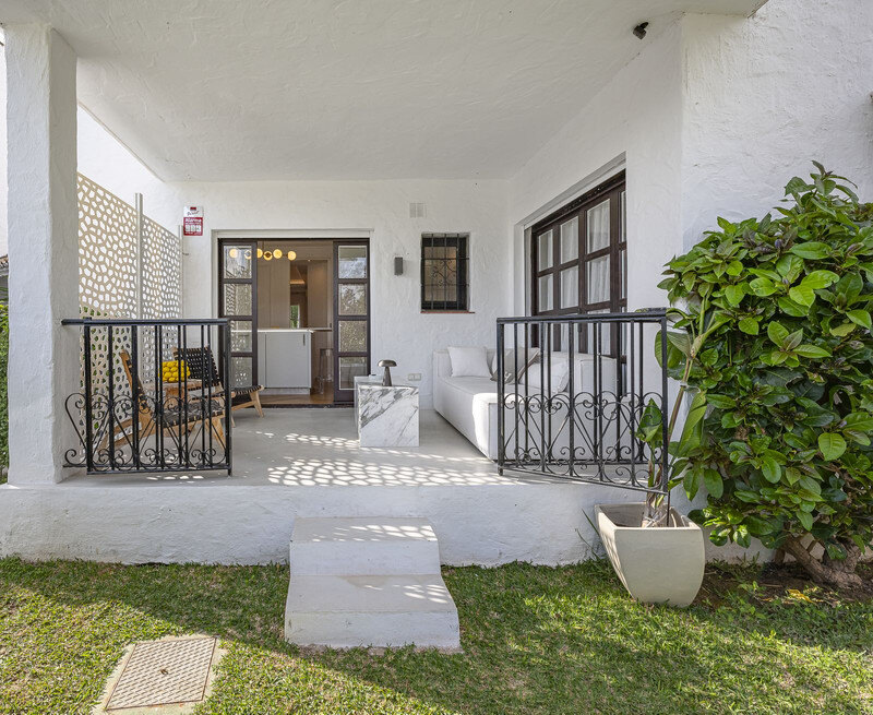 FOR SALE 🏡 Refurbished Garden Apartment in a Gated Community – Nueva Andalucía, Marbella 🇪🇸