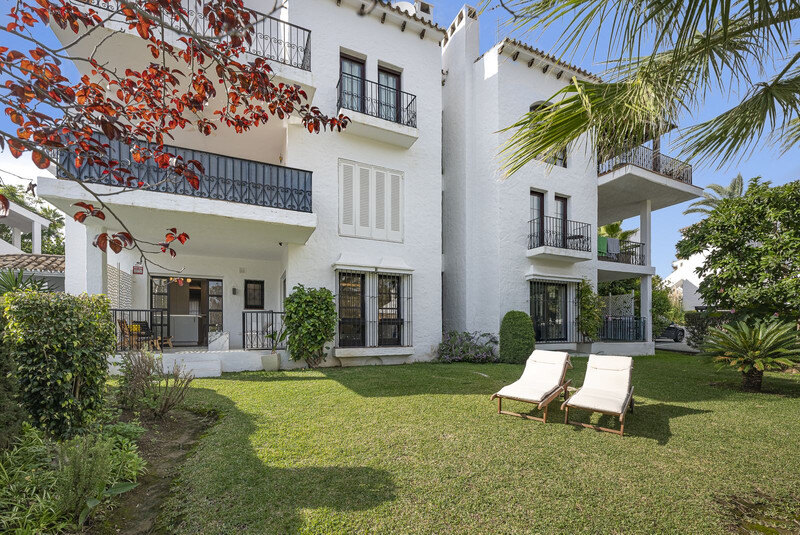 FOR SALE 🏡 Refurbished Garden Apartment in a Gated Community – Nueva Andalucía, Marbella 🇪🇸