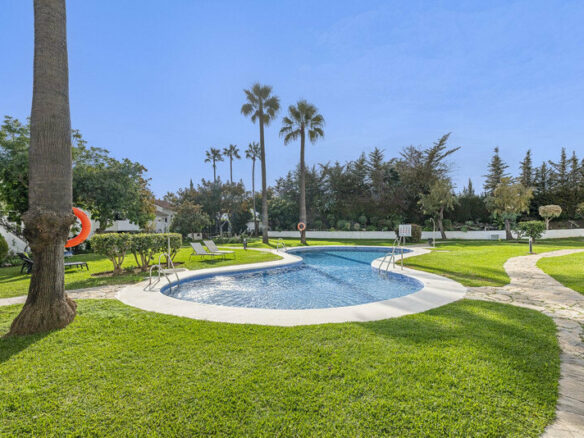 FOR SALE 🏡 Refurbished Garden Apartment in a Gated Community – Nueva Andalucía, Marbella 🇪🇸