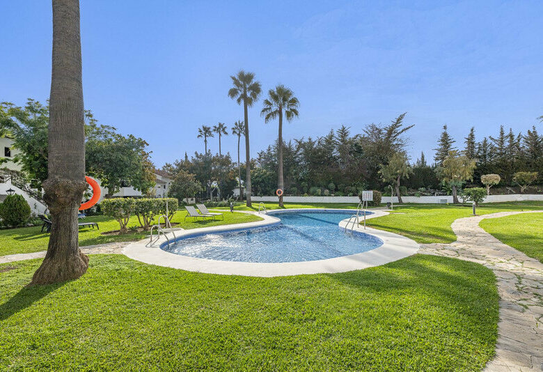 FOR SALE 🏡 Refurbished Garden Apartment in a Gated Community – Nueva Andalucía, Marbella 🇪🇸