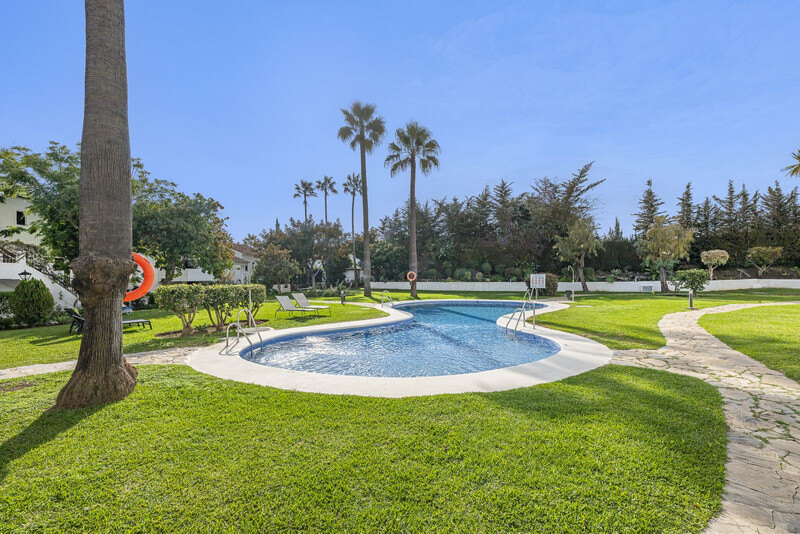 FOR SALE 🏡 Refurbished Garden Apartment in a Gated Community – Nueva Andalucía, Marbella 🇪🇸